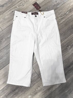 #5)  NWT Bestow  Women's White Capri Stretch Pants - Classic Comfort Fit